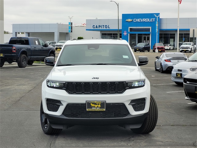 2025 Jeep Grand Cherokee Laredo Altitude photo 2