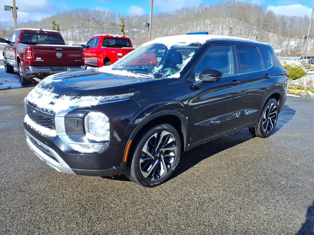 2024 Mitsubishi Outlander SE's photo