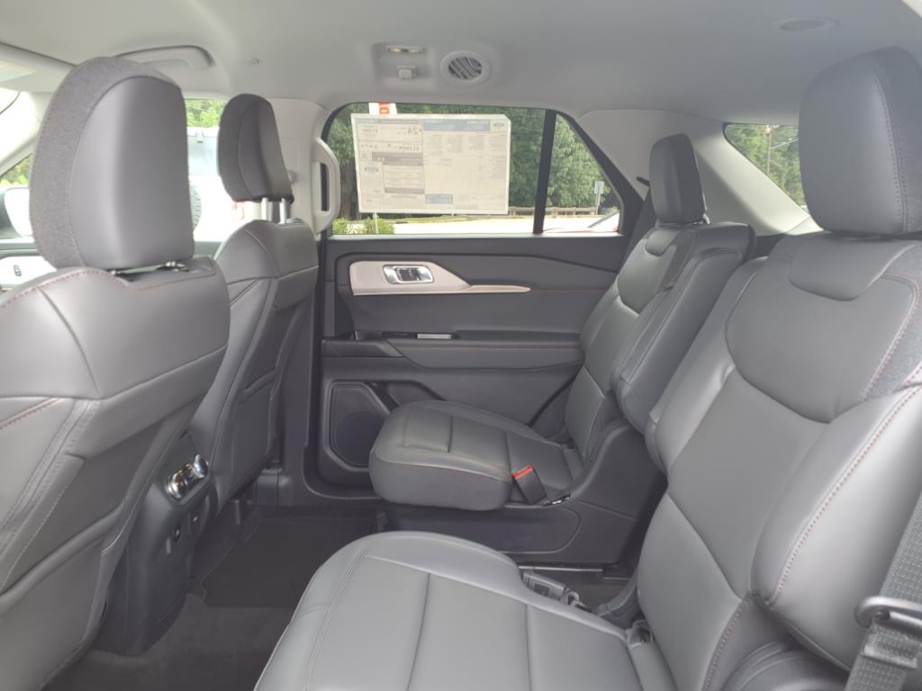 2025 Ford Explorer photo 3