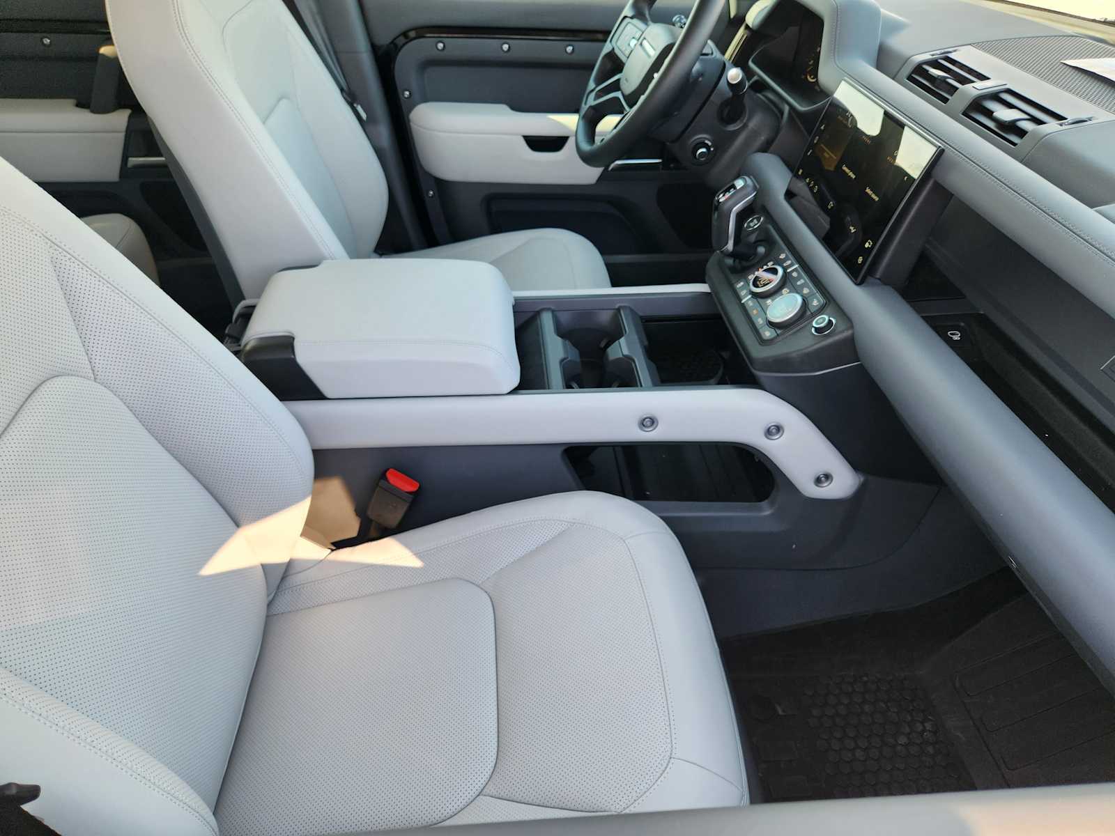 2025 Land Rover Defender 110 X-Dynamic SE photo 12