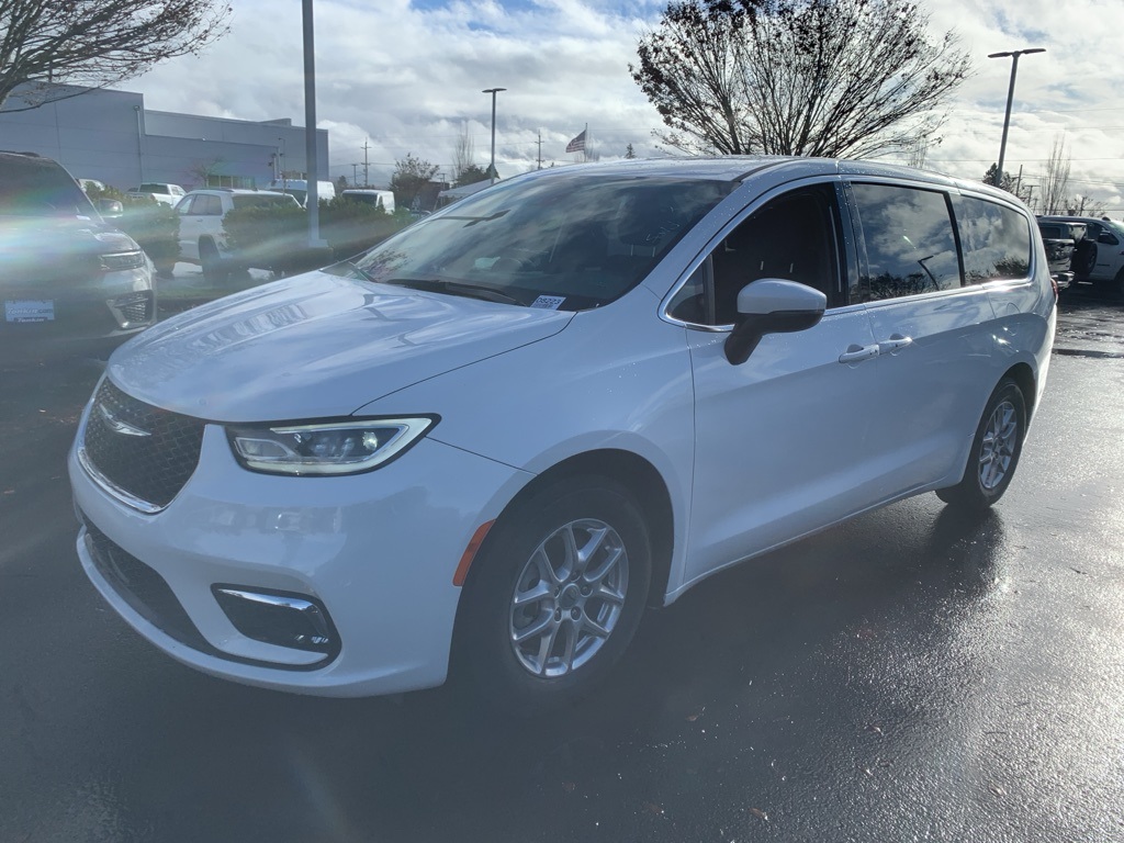 2023 Chrysler Pacifica Touring's photo