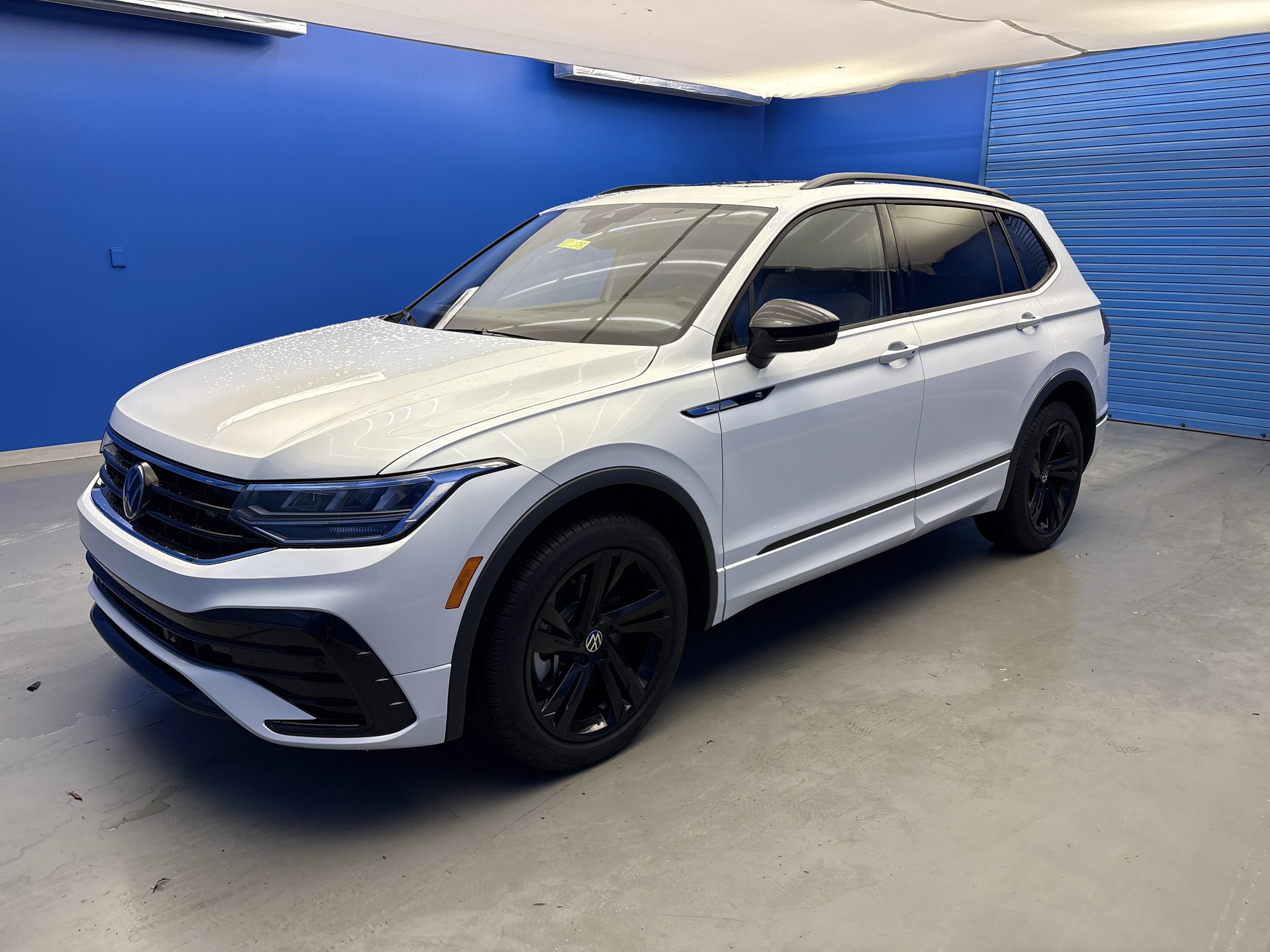 2024 Volkswagen Tiguan SE R-Line Black photo 2