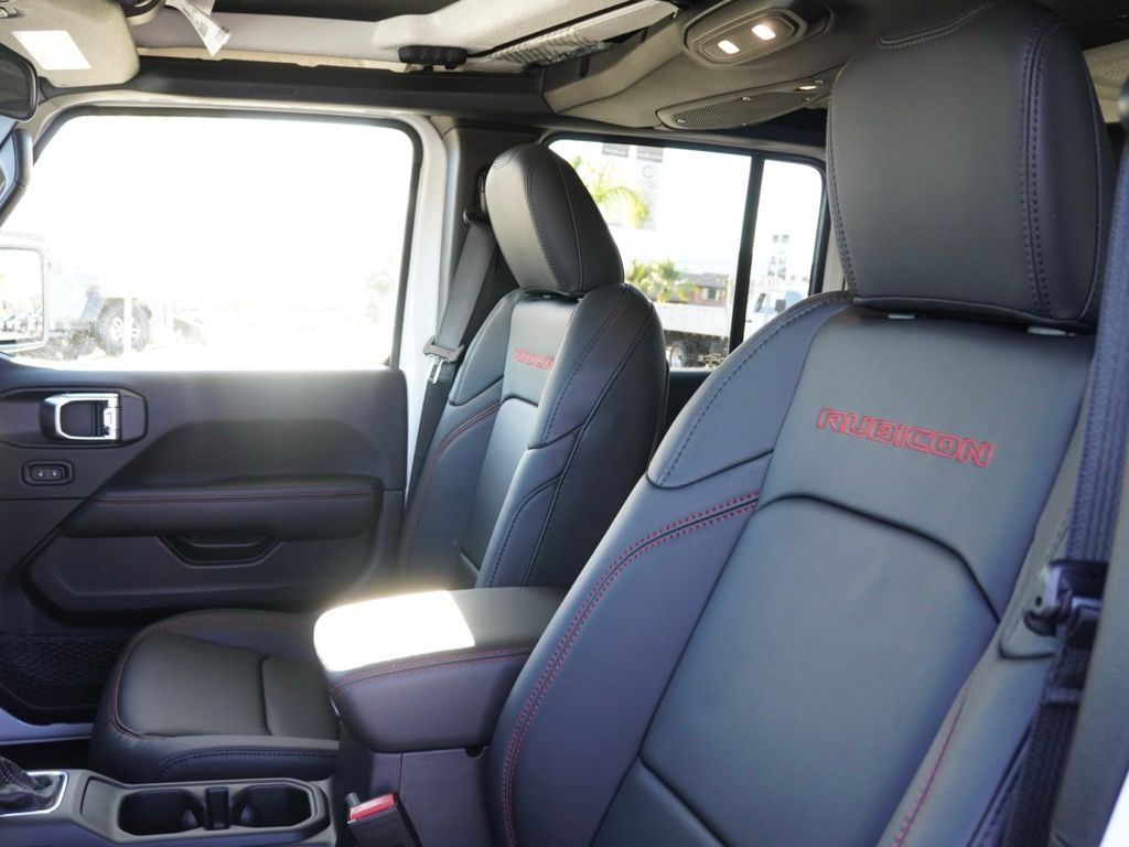 New 2026 Bright White Clear-Coat Exterior Paint Jeep Rubicon image 19