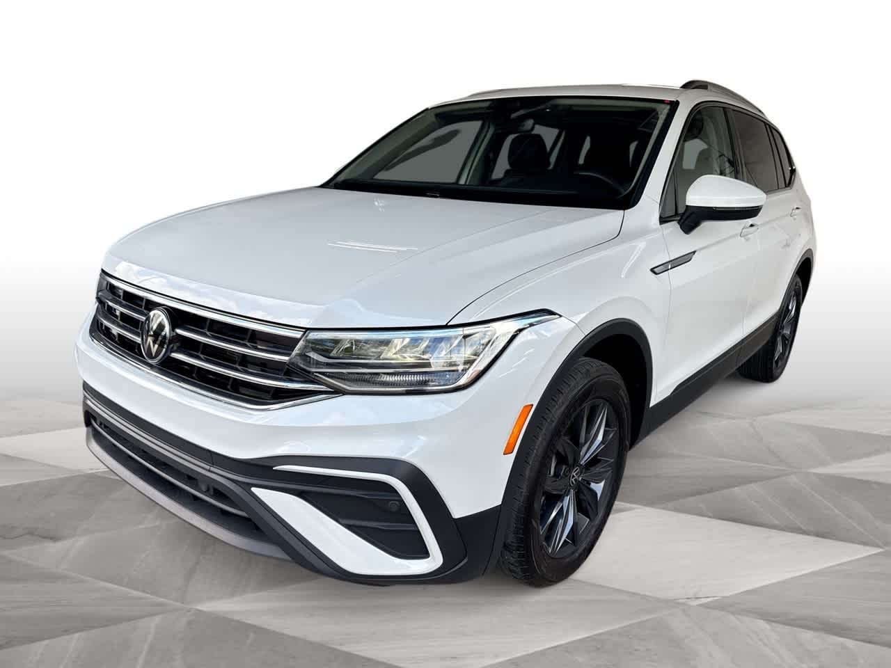 2023 Volkswagen Tiguan SE's photo