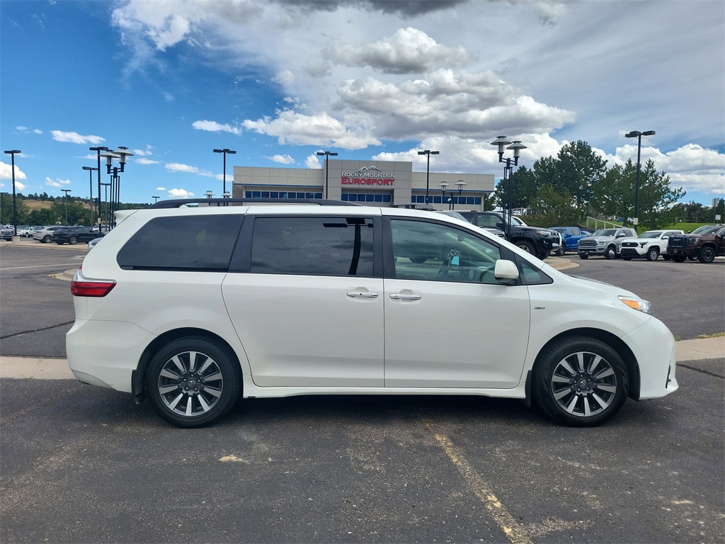 2019 Toyota Sienna XLE photo 3