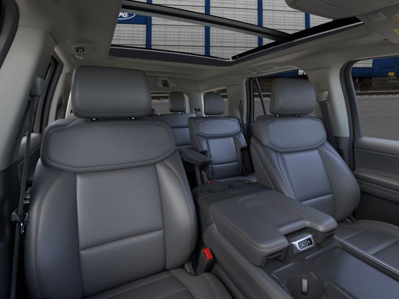 2025 Ford Expedition photo 8