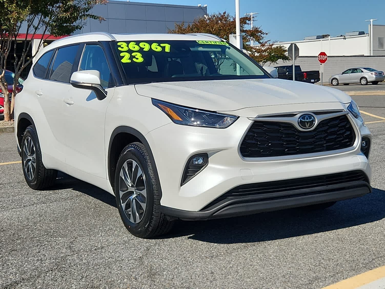 2023 Toyota Highlander XLE photo 2