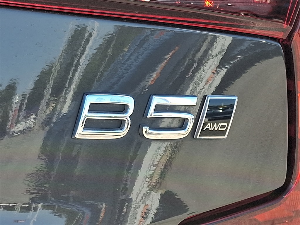 2025 Volvo S60 B5 Core photo 29