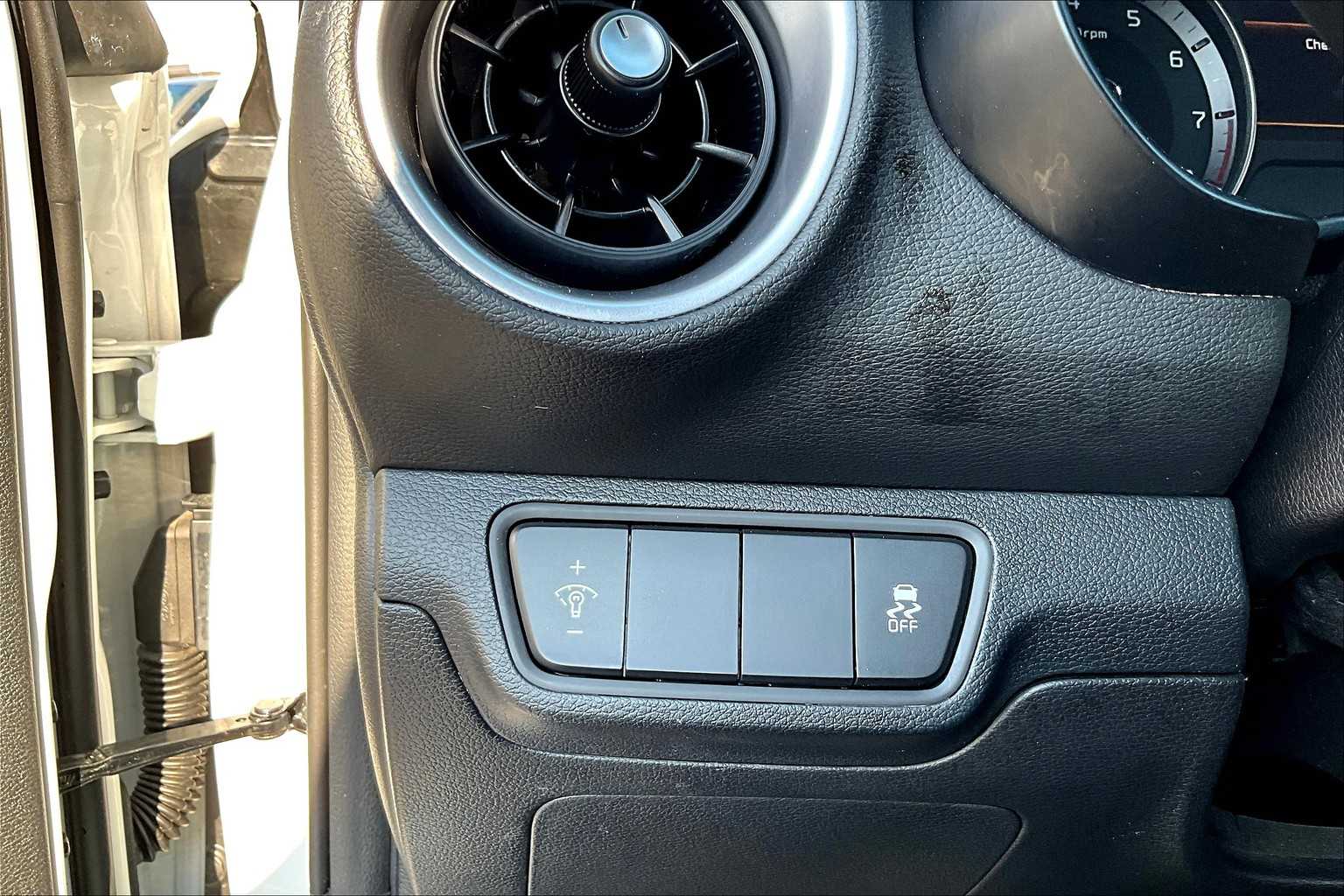 2024 Kia Forte LXS photo 32