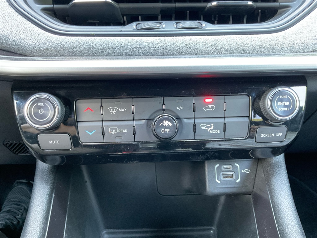 2023 Jeep Compass Latitude Lux photo 25