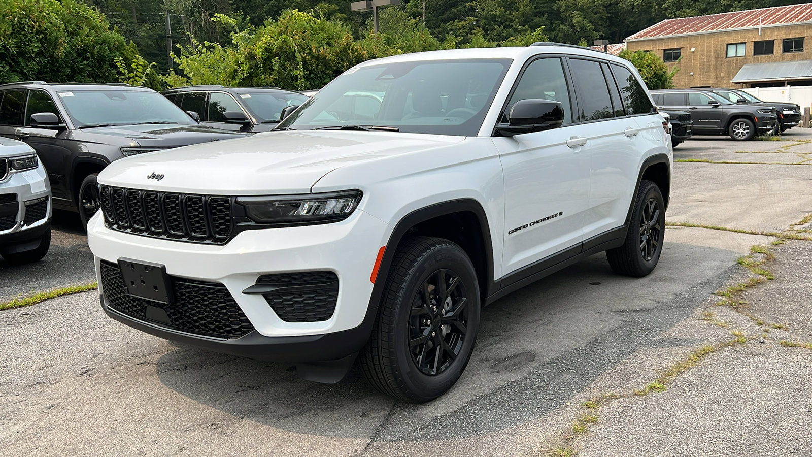 2025 Jeep Grand Cherokee Laredo photo 5