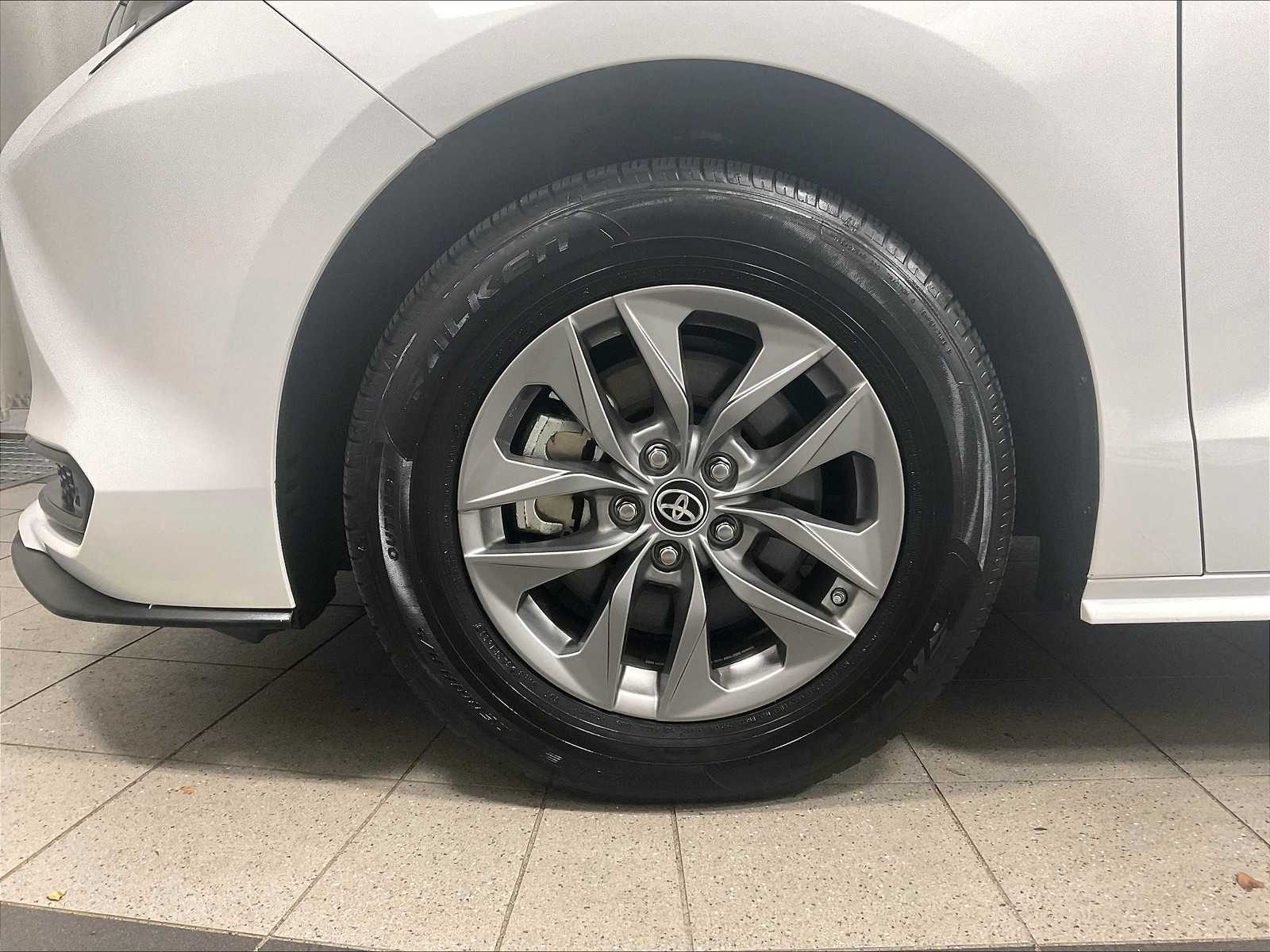 2024 Toyota Sienna LE photo 7