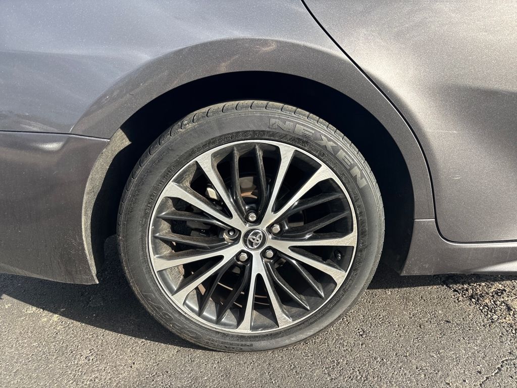2018 Toyota Camry SE XLE photo 4