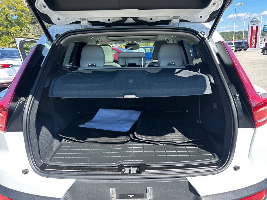 2023 Volvo XC40 Plus photo 14