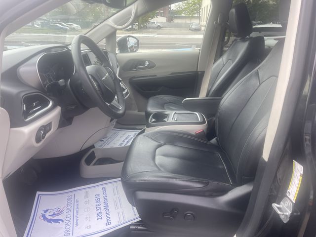 2022 Chrysler Pacifica Touring L photo 7