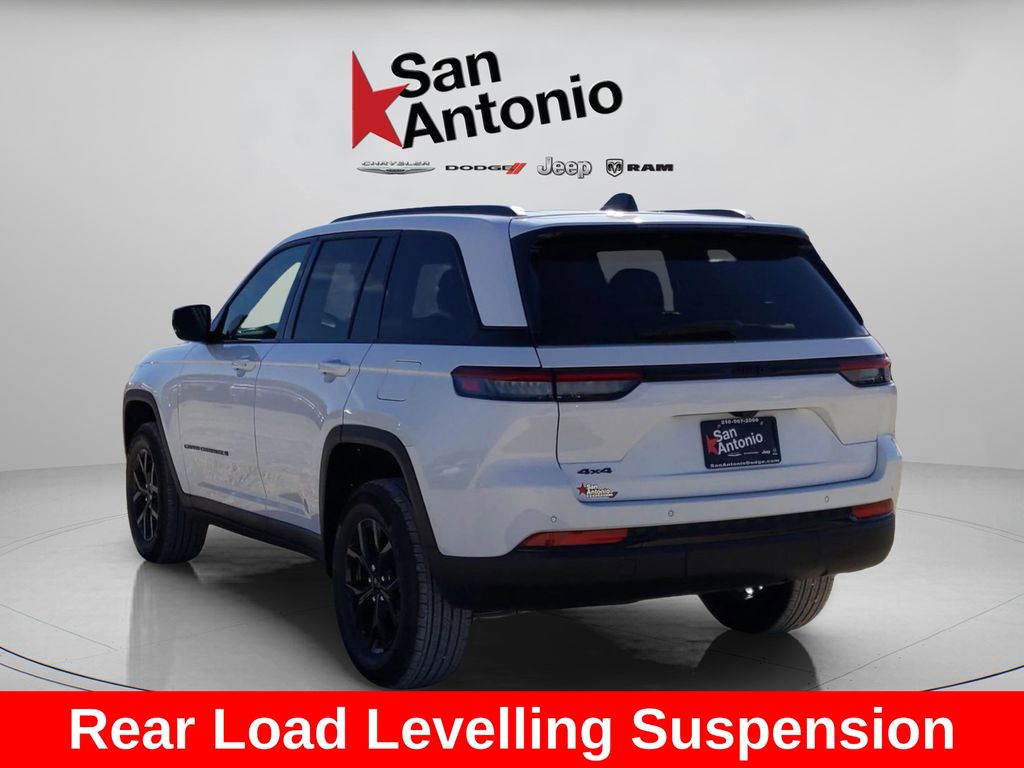 2025 Jeep Grand Cherokee Laredo photo 2