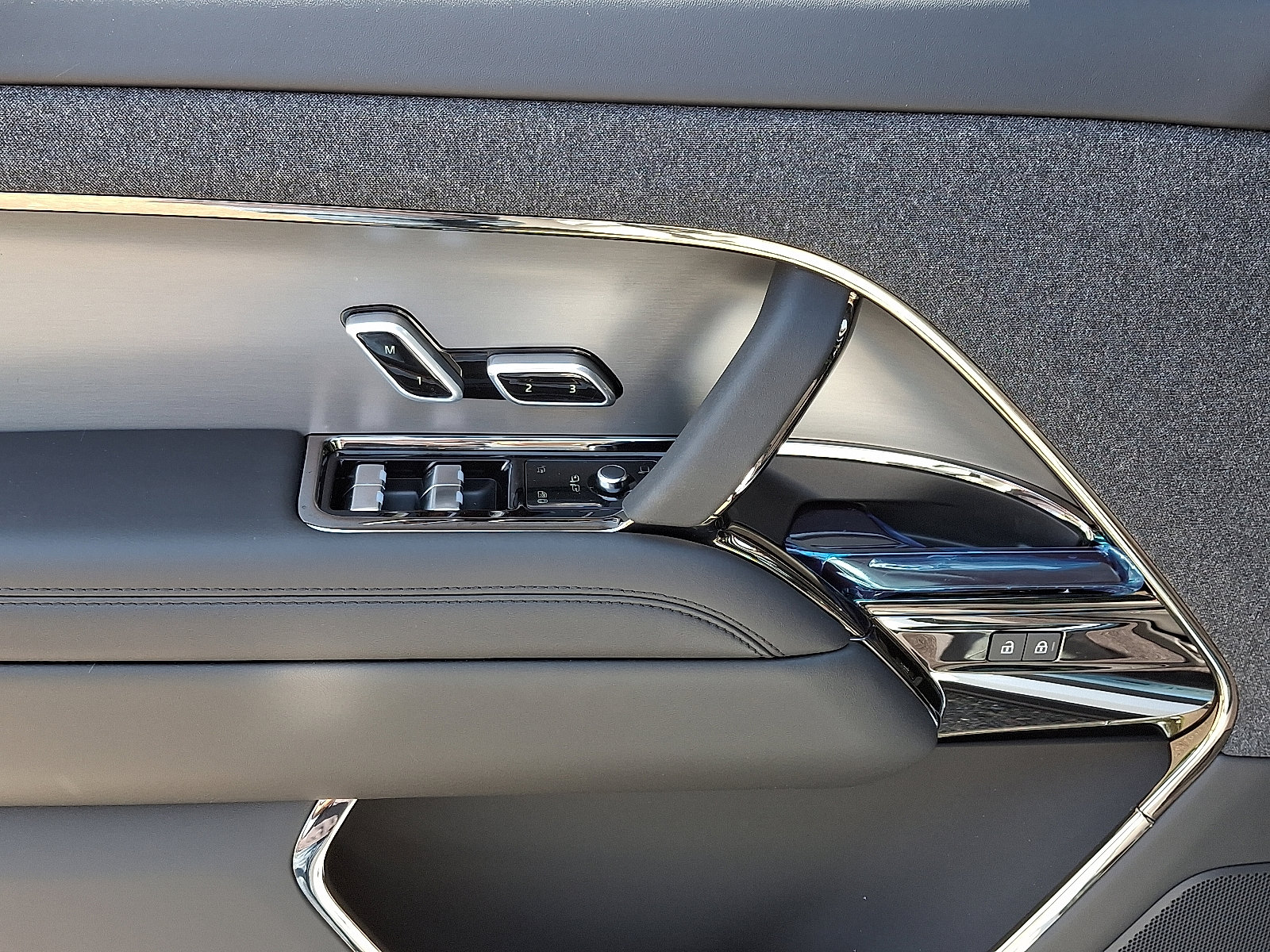 2025 Land Rover Range Rover Sport SE photo 13