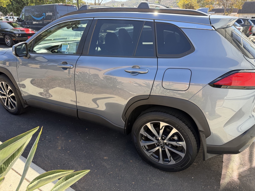 2022 Toyota Corolla Cross XLE photo 2