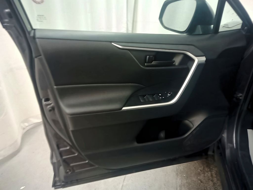 2024 Toyota RAV4 LE photo 3