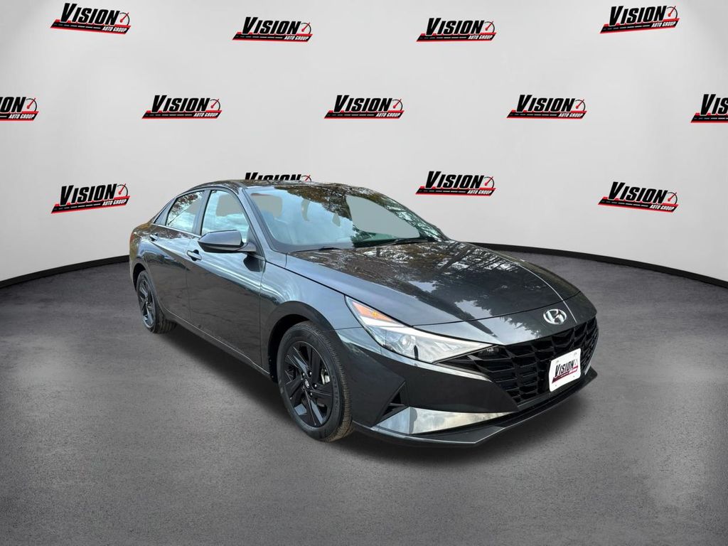 2023 Hyundai Elantra SEL photo 3