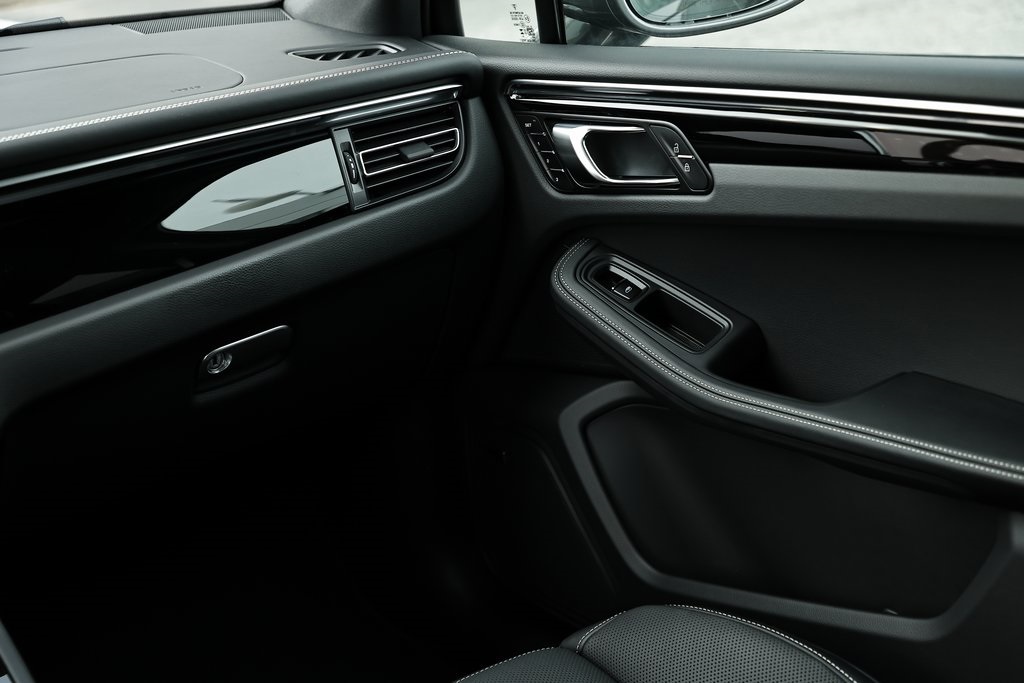 2025 Porsche Macan T photo 30