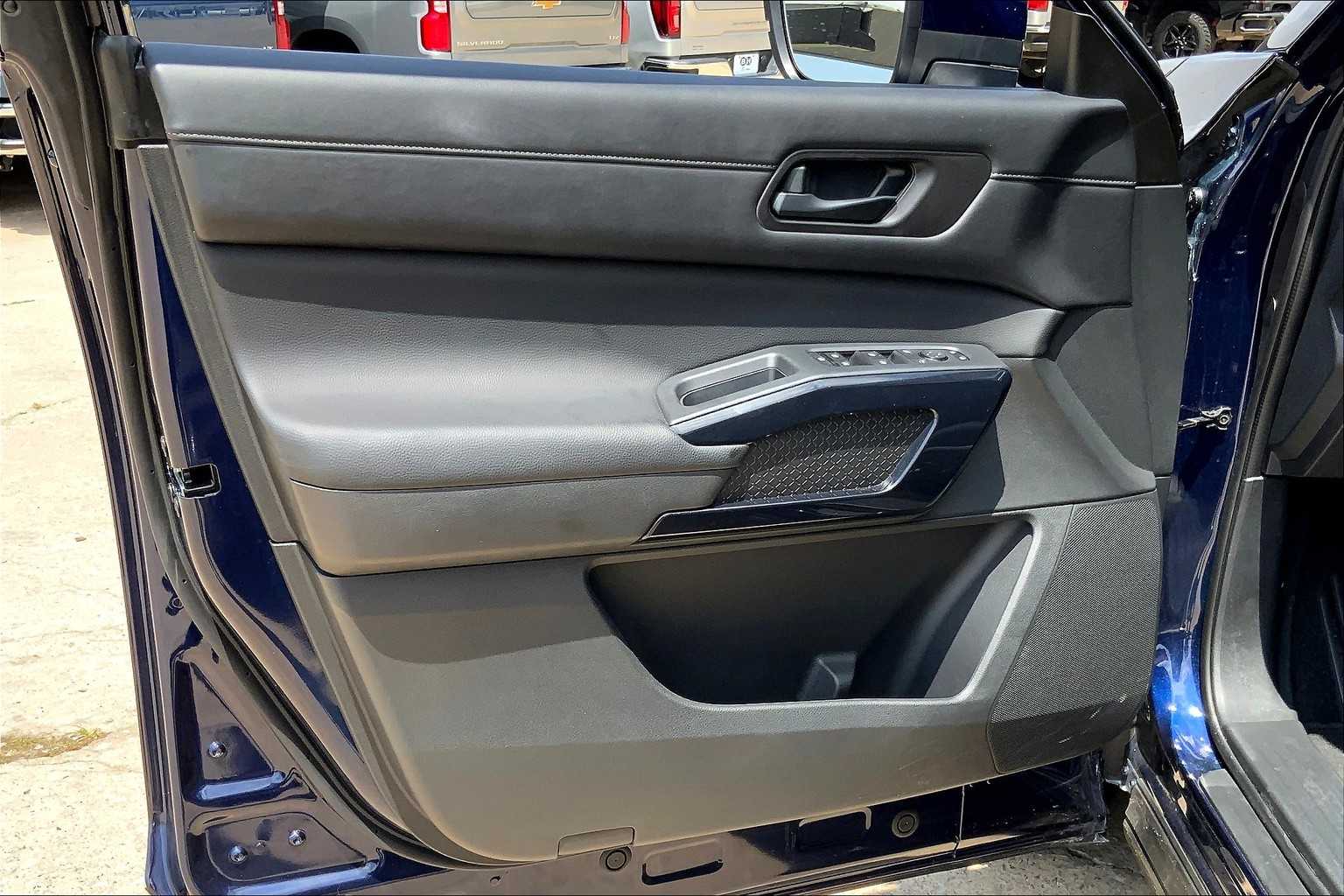 2025 Nissan Pathfinder SV photo 18
