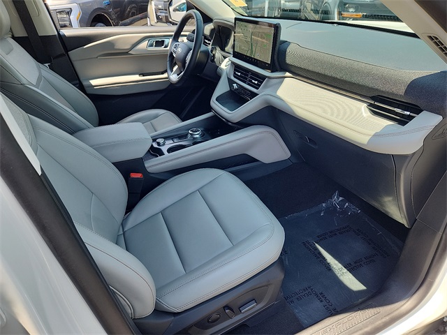 2025 Ford Explorer photo 12