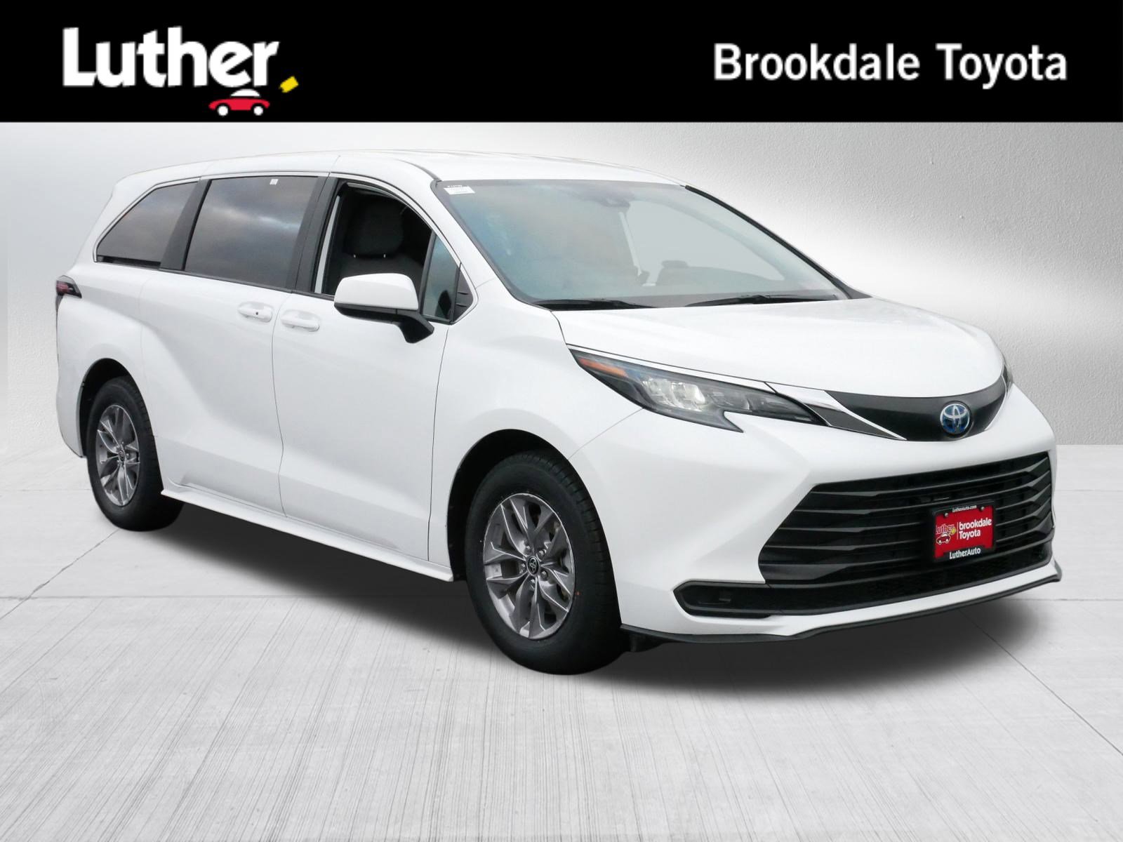 2025 Toyota Sienna LE's photo