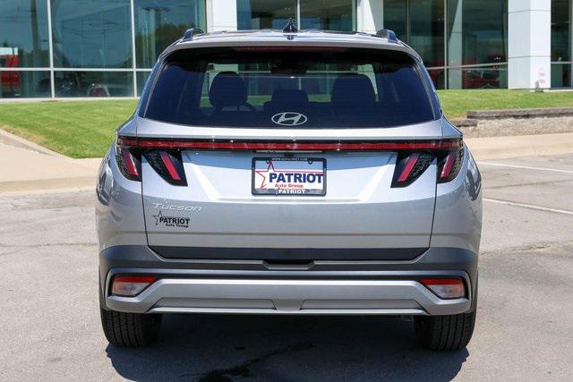New 2025 Silver Hyundai SEL Convenience FWD image 4