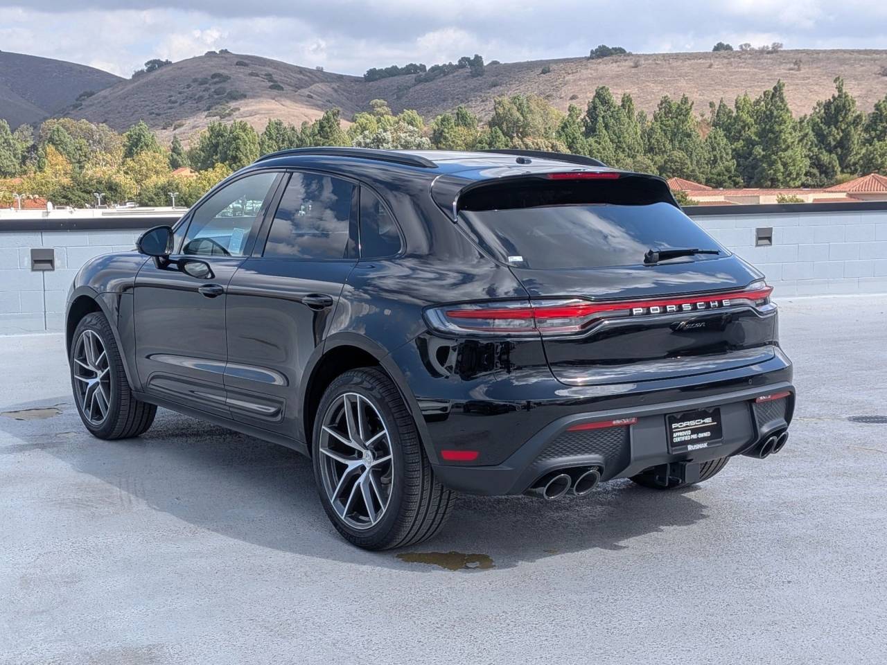 2025 Porsche Macan Base photo 3