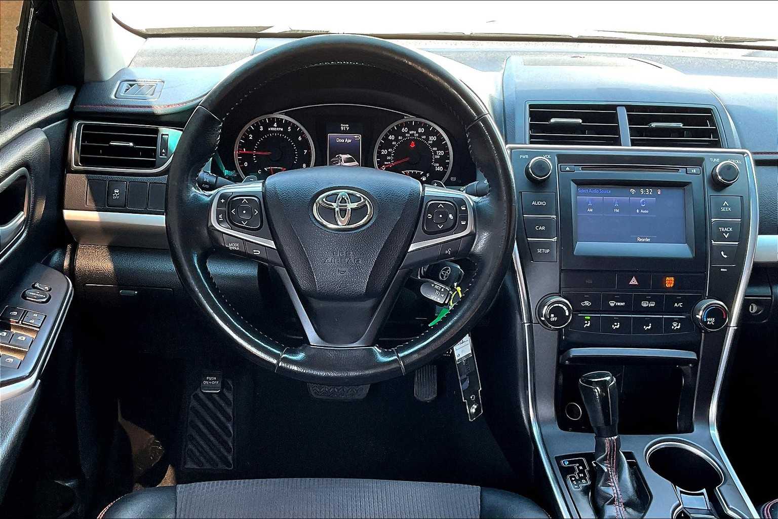 2016 Toyota Camry SE photo 5