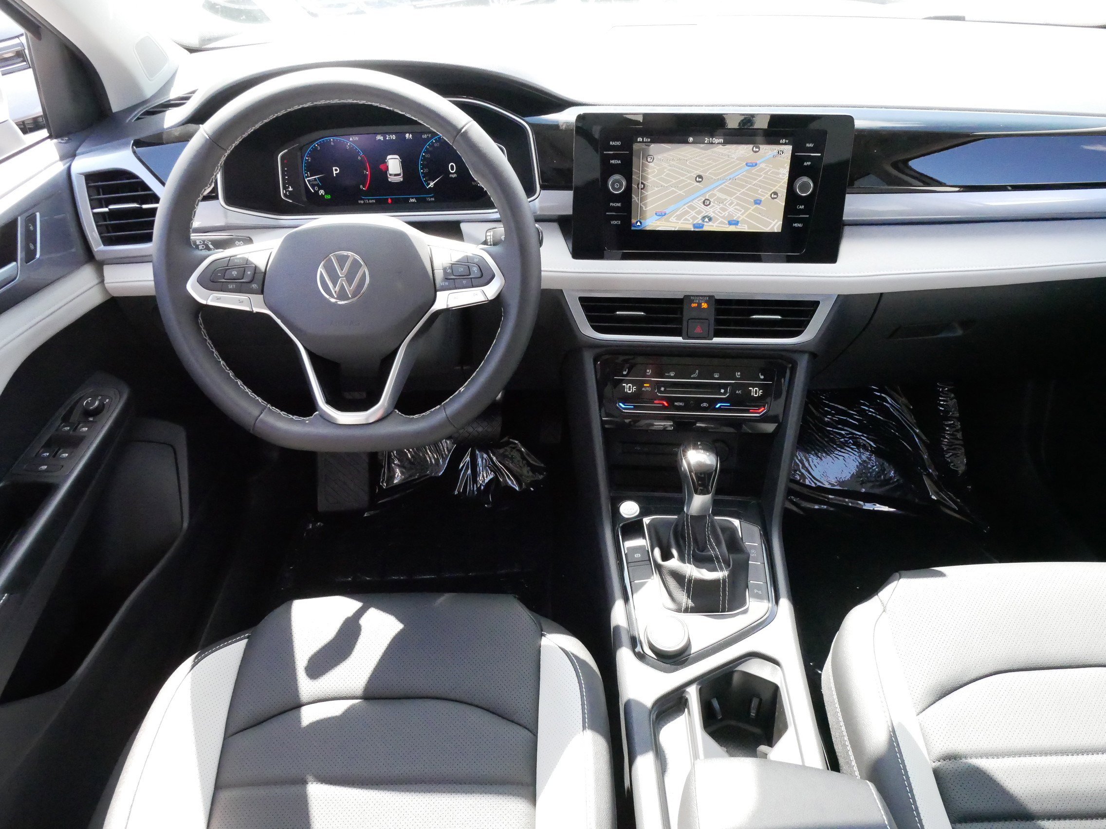 2025 Volkswagen Taos SEL photo 4