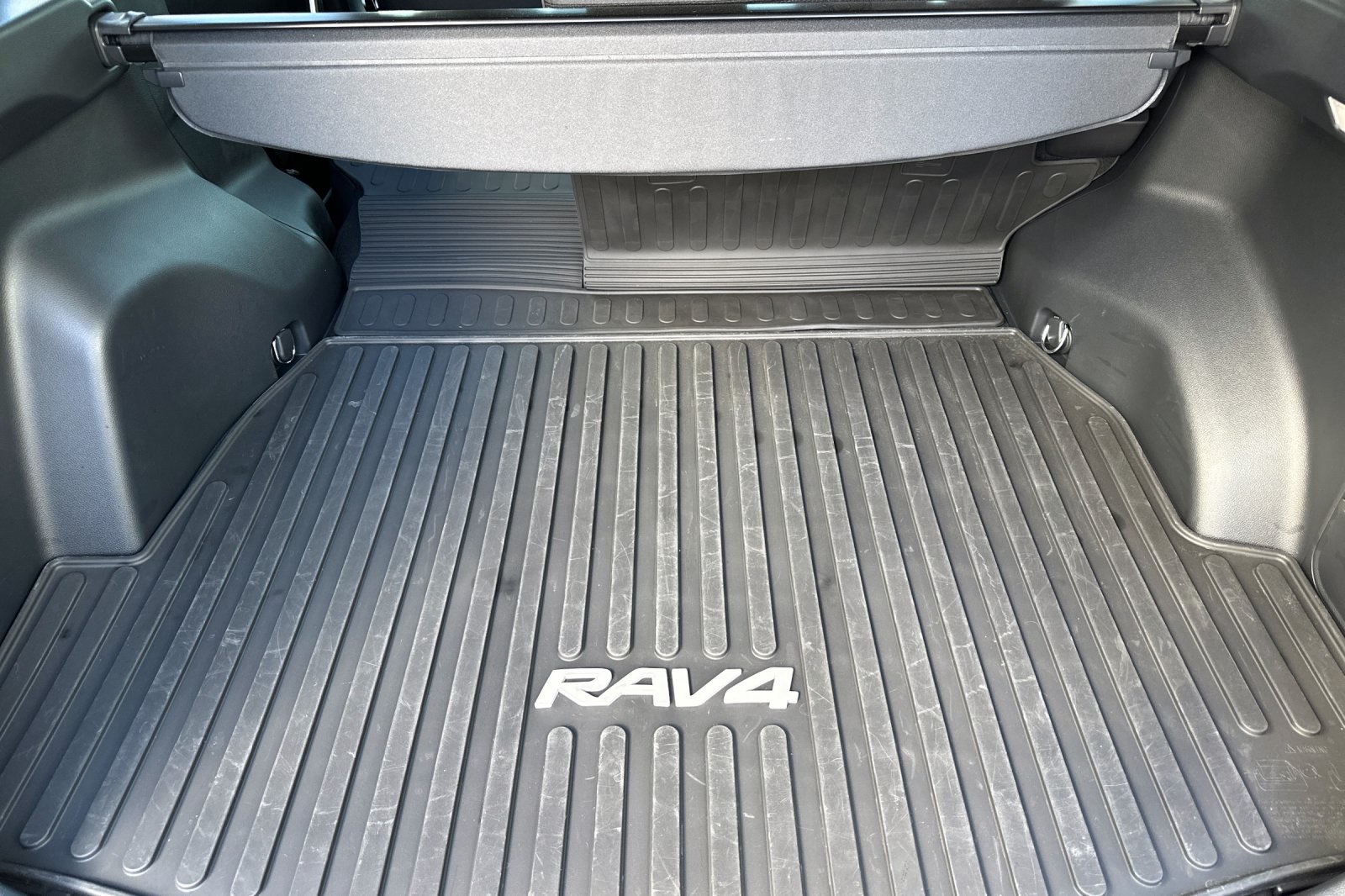 2023 Toyota RAV4 Hybrid XLE photo 14