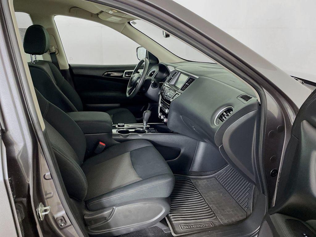 2017 Nissan Pathfinder SV photo 28