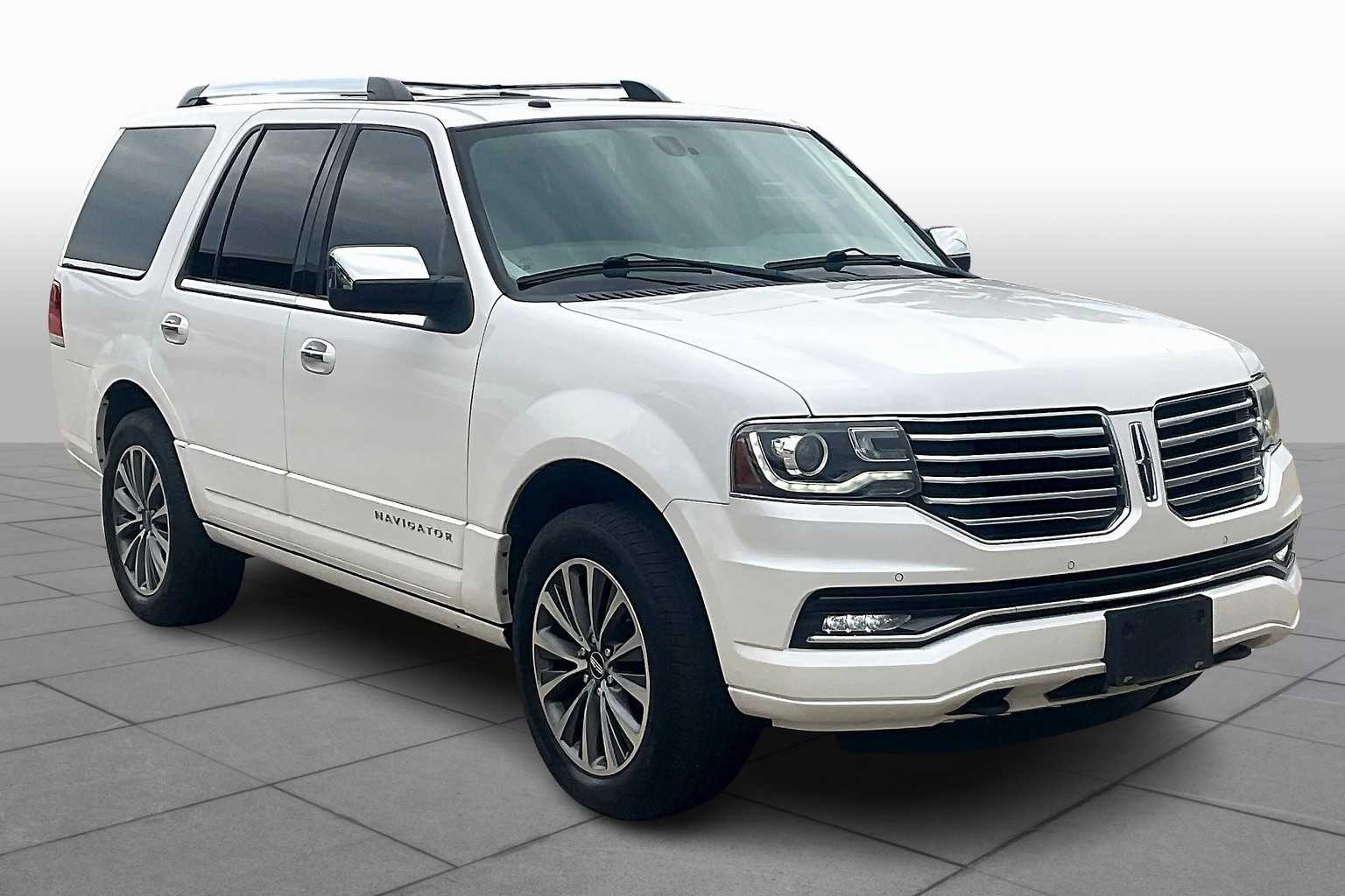 2017 Lincoln Navigator Select photo 2