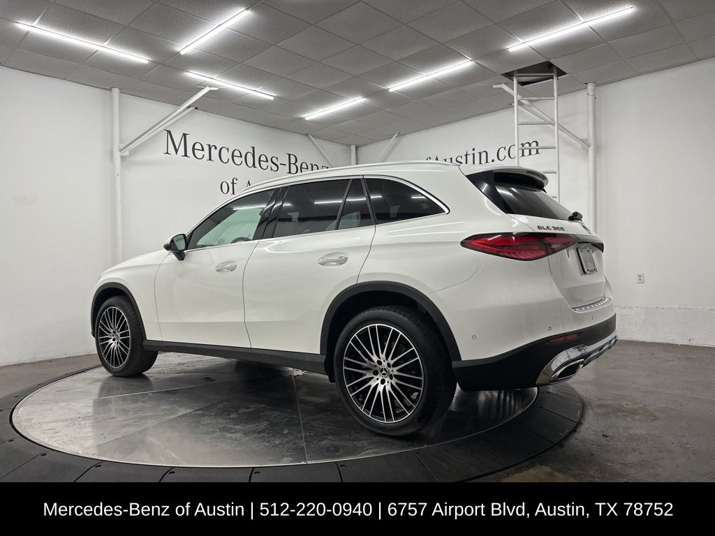 2025 Mercedes Benz GLC 300 photo 2