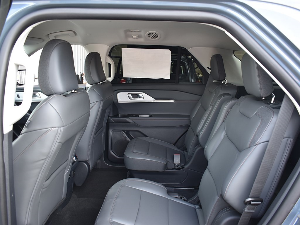 2025 Ford Explorer photo 6