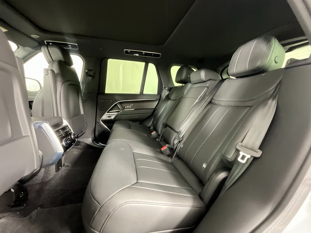 2025 Land Rover Range Rover SE photo 4