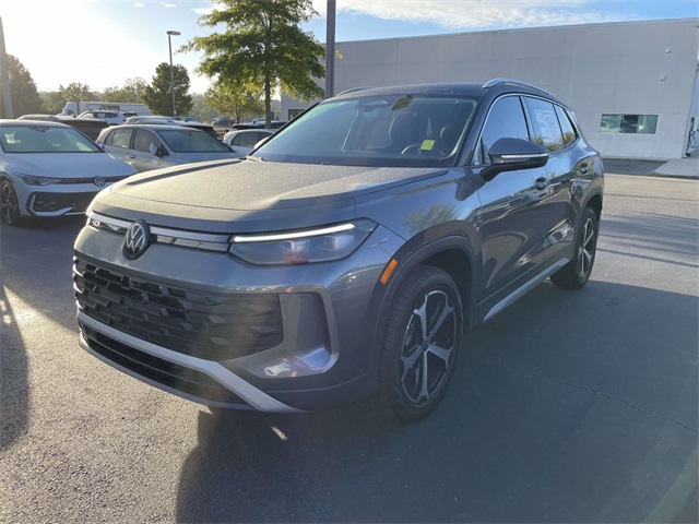 2025 Volkswagen Tiguan SE photo 3