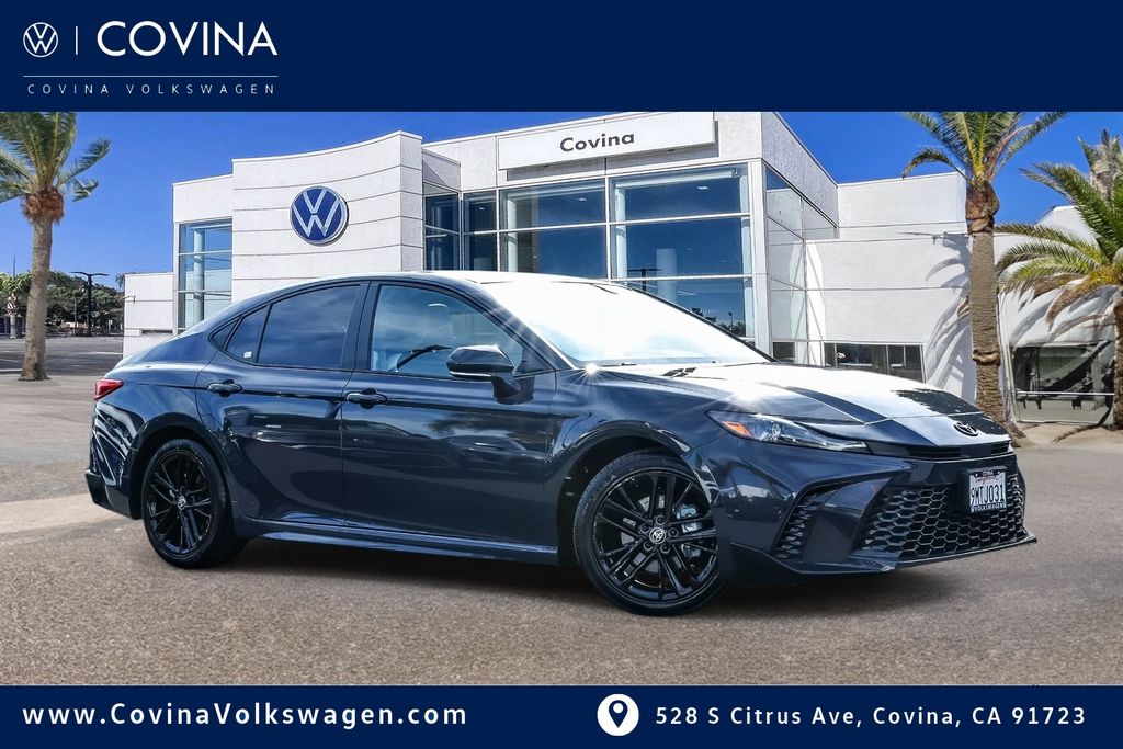 2025 Toyota Camry SE's photo