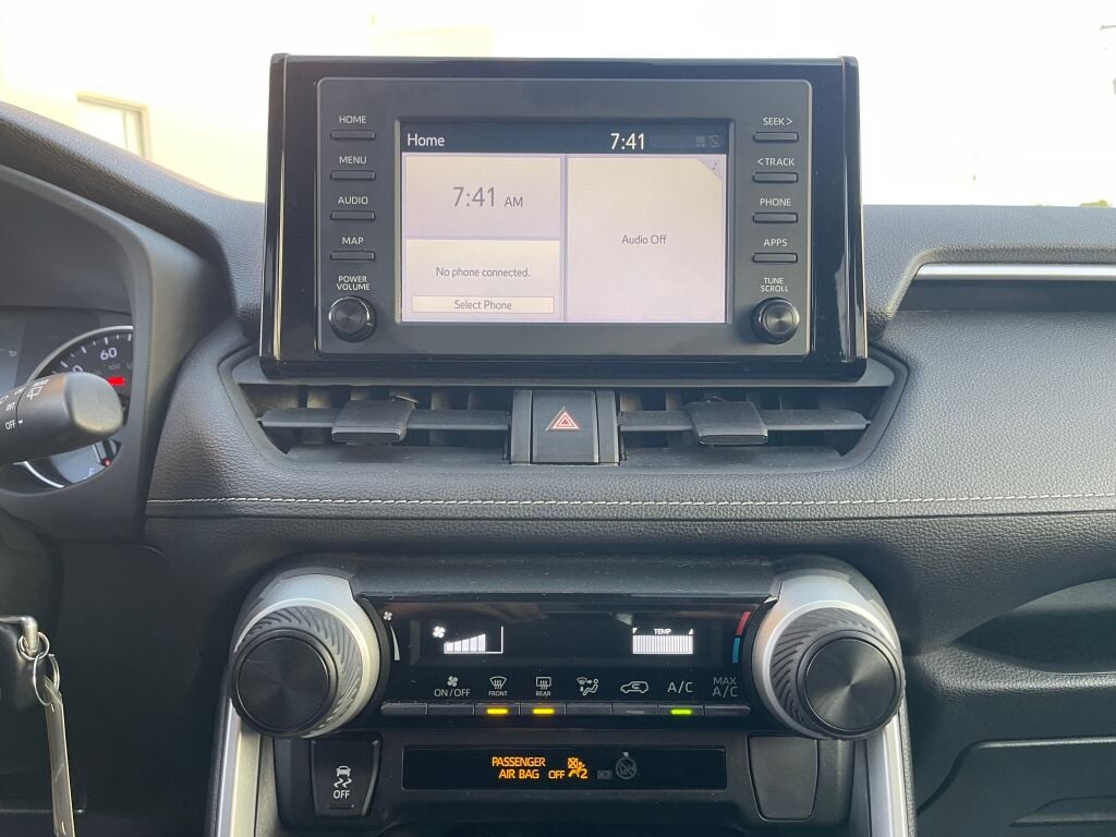 2019 Toyota RAV4 LE photo 9