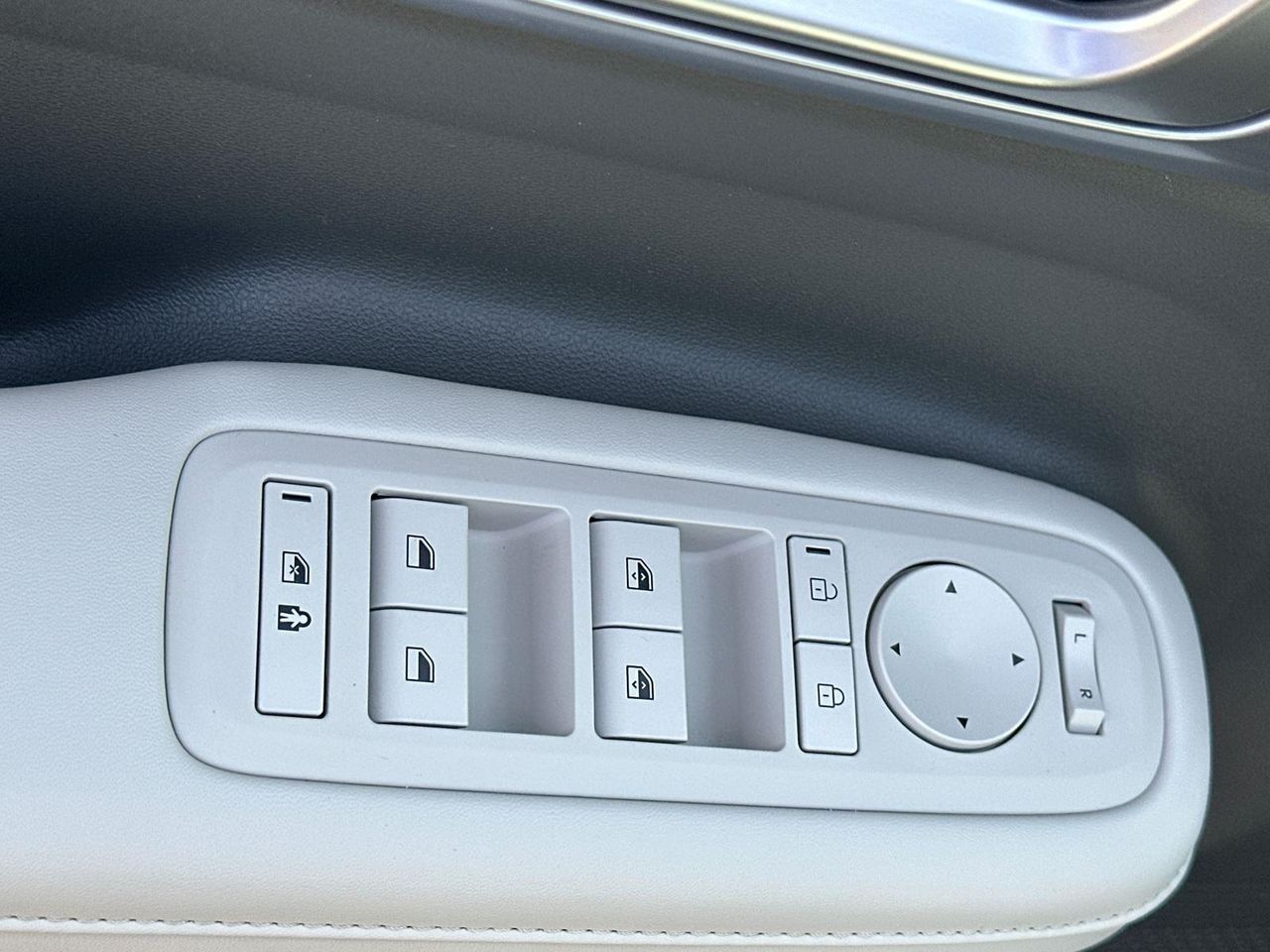 2025 Hyundai Santa Fe SEL photo 8