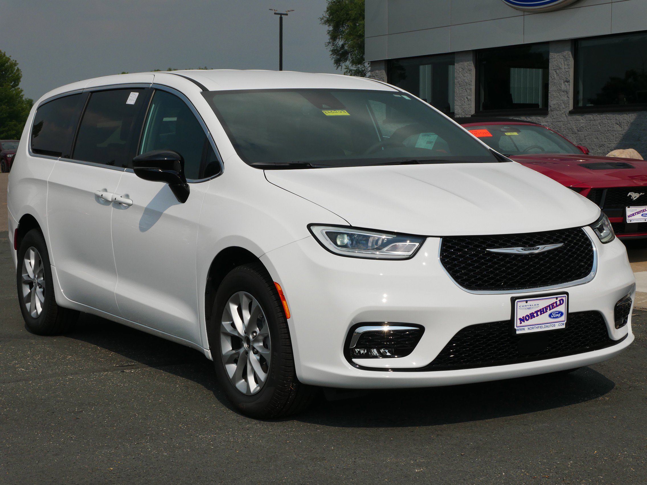 2025 Chrysler Pacifica photo 2