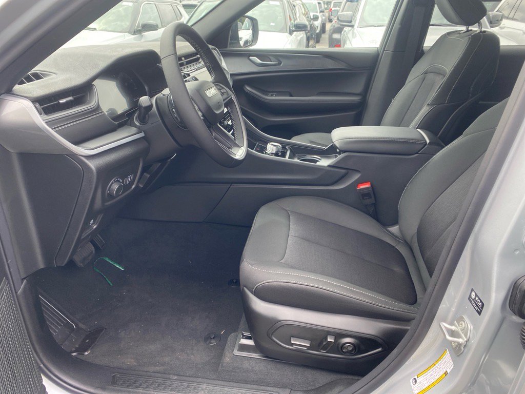 2025 Jeep Grand Cherokee Laredo photo 4