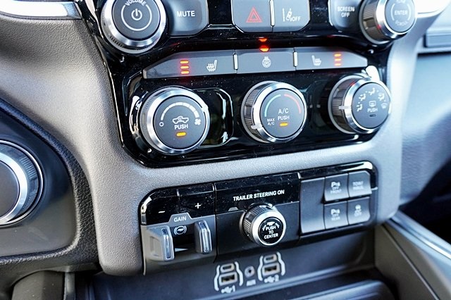 New 2025 Diamond Black Crystal Pearl-Coat Exterior Paint RAM Big Horn/Lone Star image 35