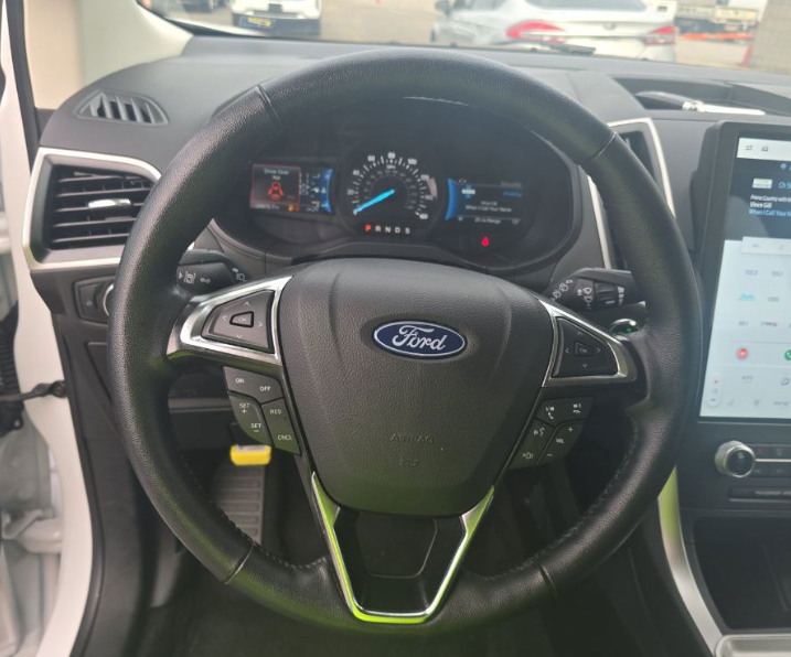 2024 Ford Edge SEL photo 2