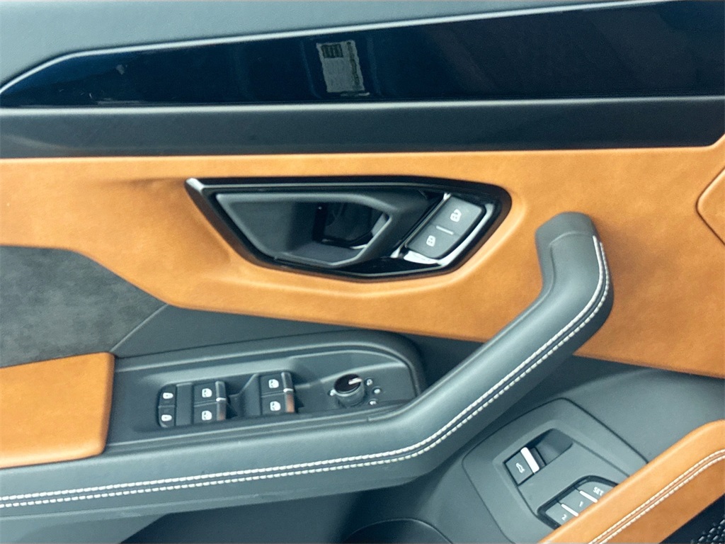 2023 Lamborghini Urus S photo 17