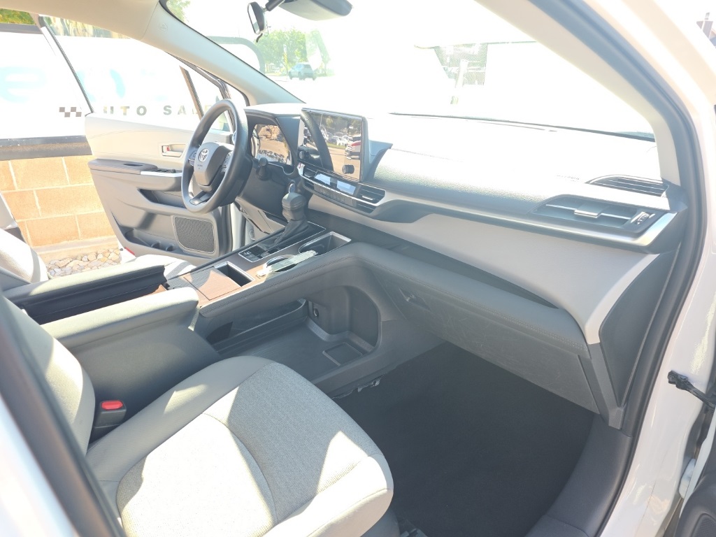 2023 Toyota Sienna LE photo 16