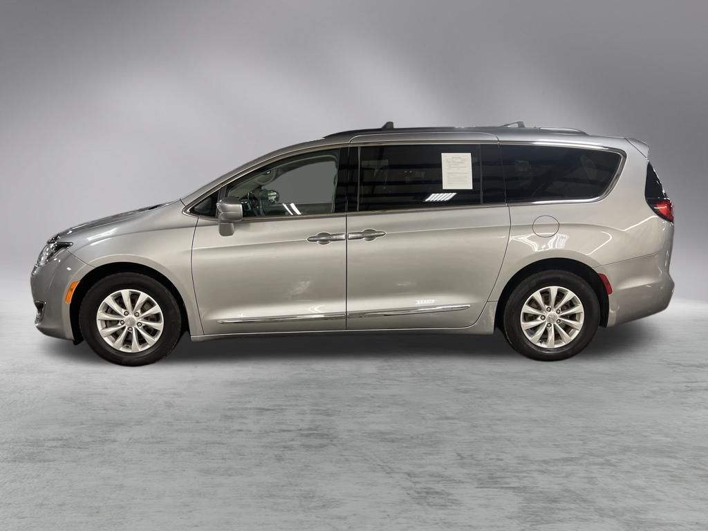 2017 Chrysler Pacifica Touring L photo 2