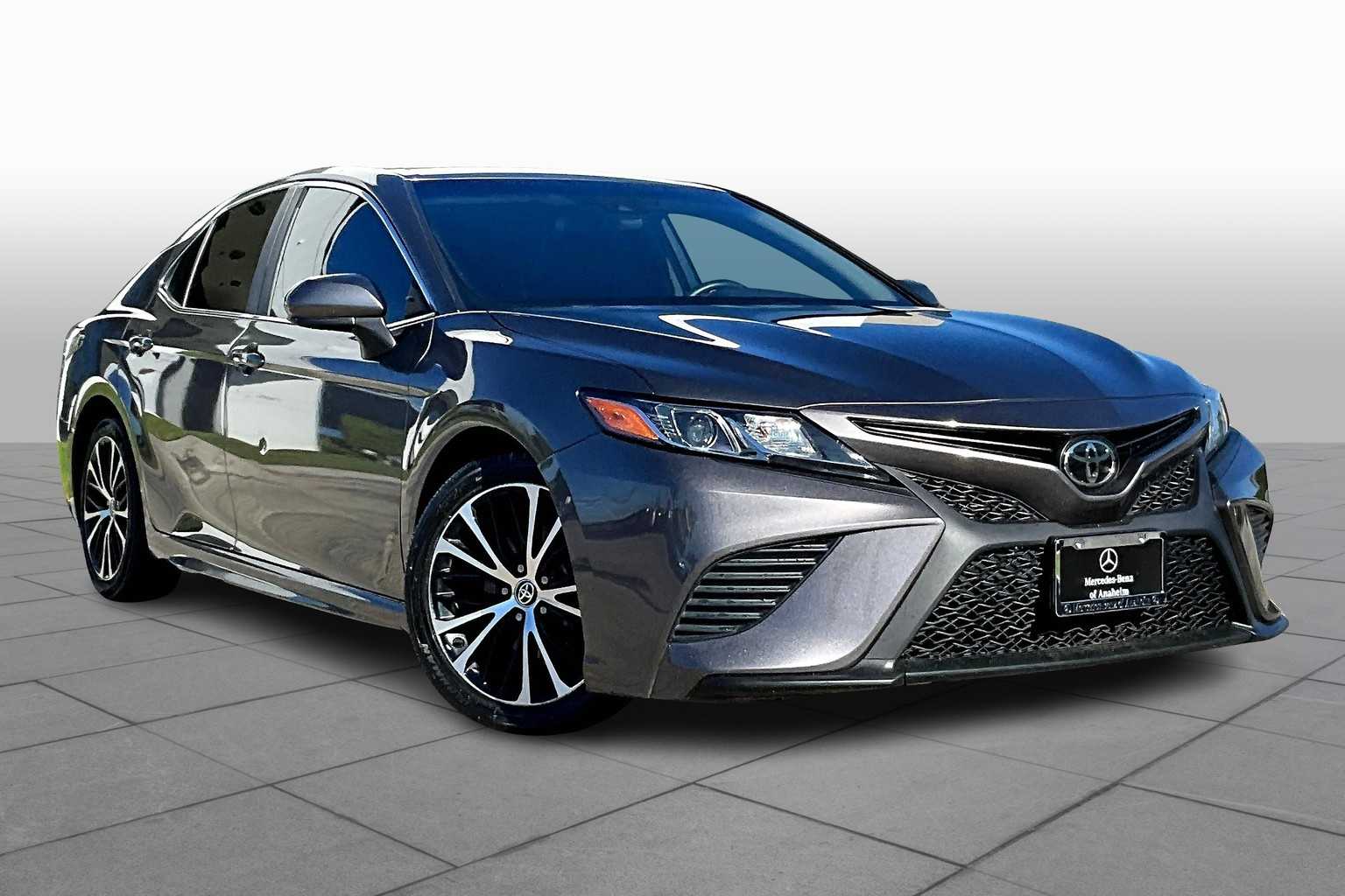 2020 Toyota Camry SE photo 2